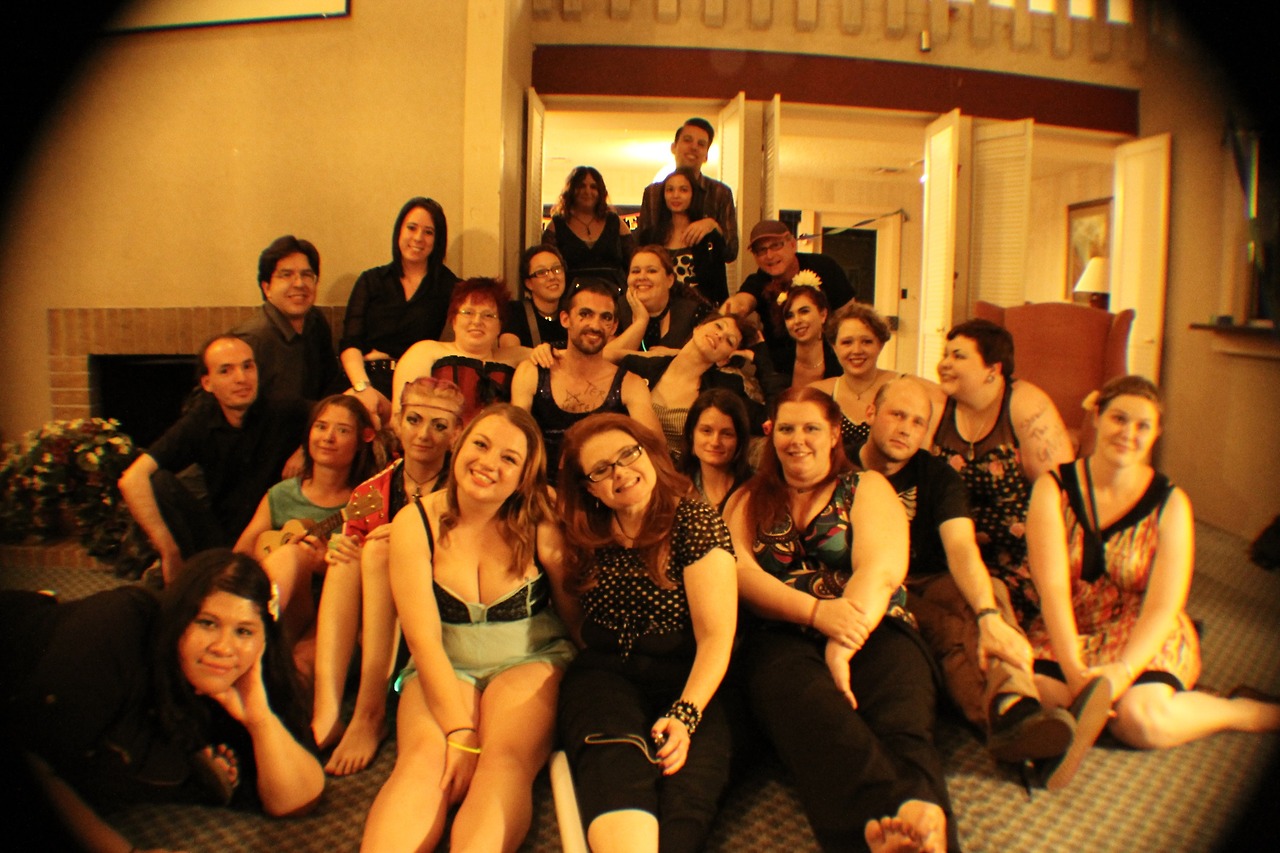 Pando: Amanda Palmer connects with the crowd at fan house ...